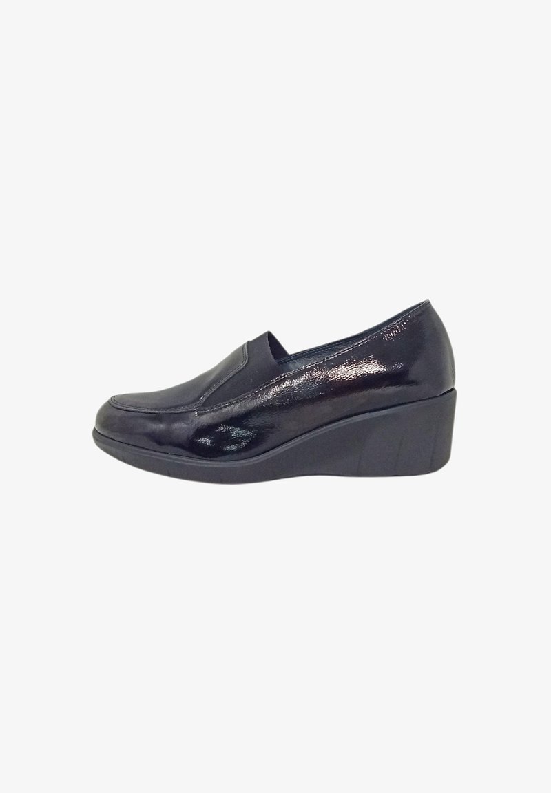 Scarpa a zeppa in pelle verniciata nera con tacco basso e design slip-on, caratterizzata da una punta leggermente squadrata e una finitura liscia.