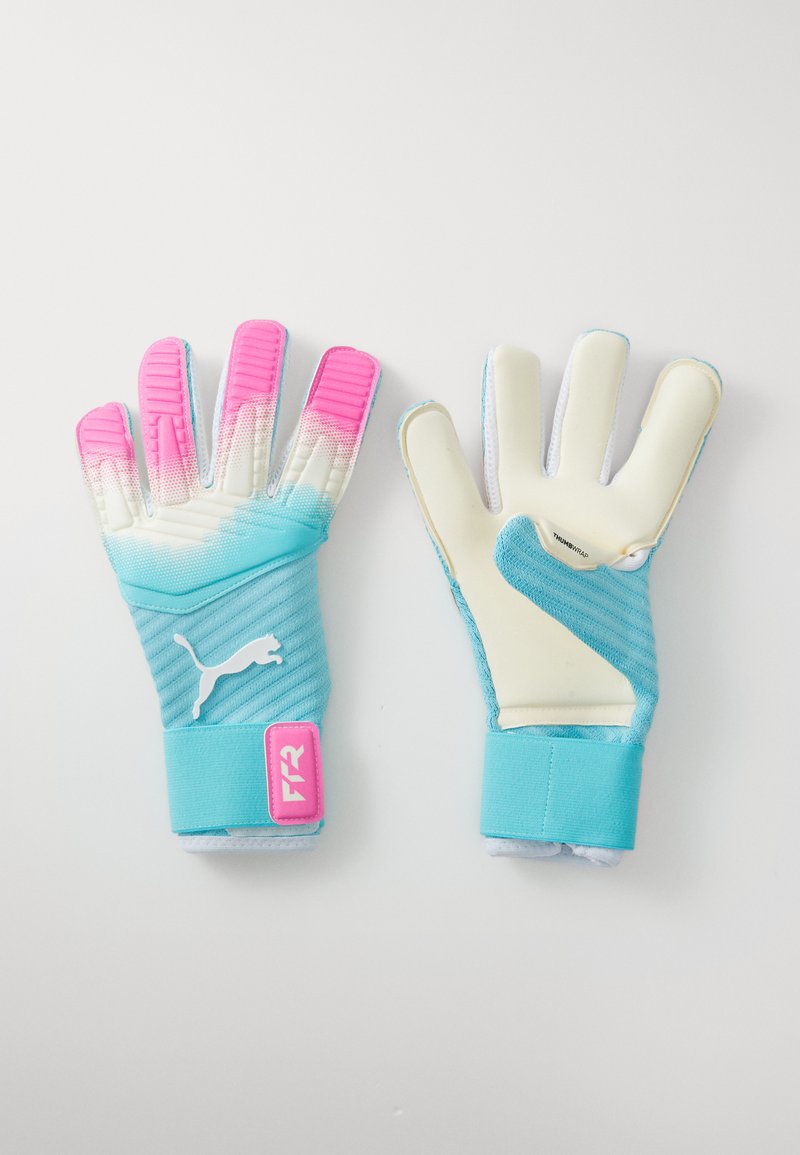 Par de luvas de guarda-redes, tiras de pulso azuis, costas azuis e brancas com pontas rosa, palmes brancas, logótipo da Puma na parte de trás da luva esquerda.