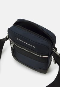 Tommy Hilfiger ELEVATED MINI REPORTER UNISEX - Umhängetasche - space blue