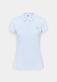 Světle modrá slim-fit polo košile s krátkým rukávem a knoflíkovou légou, se malým logem Tommy Hilfiger na levé části hrudi.