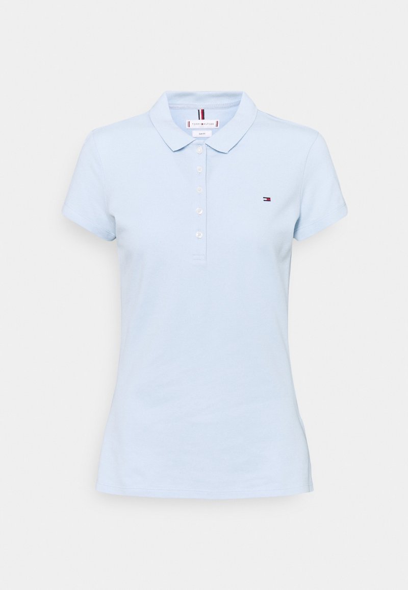 Světle modrá slim-fit polo košile s krátkým rukávem a knoflíkovou légou, se malým logem Tommy Hilfiger na levé části hrudi.