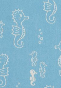 Hellblaues Gewebe mit weißen Illustrationen von Seepferdchen in verschiedenen Größen sowie kleinen Blasen, die ein verspieltes maritimes Thema bieten.