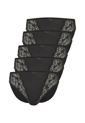 Fünf schwarze Damen-Bikinislips mit Spitzenbesatz gestapelt, jeweils mit einer kleinen Schleife vorne in der Mitte des Taillenbunds.