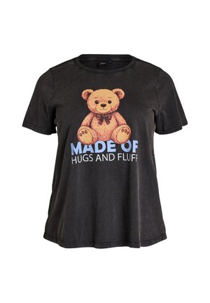 Zwart T-shirt met korte mouwen met een afbeelding van een teddybeer en de tekst "MADE OF HUGS AND FLUFF" op de voorkant.