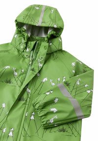 Zielony wodoodporny płaszcz przeciwdeszczowy z kapturem, srebrną odblaskową taśmą oraz zabawnym białym nadrukiem zwierzęcym na strukturalnej powierzchni.