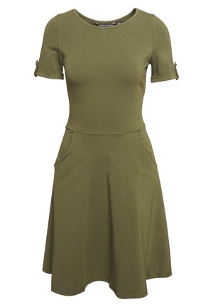 Robe vert olive à manches courtes avec une taille cintrée, un col rond et des poches des deux côtés.