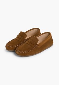 Braune Wildleder-Slipper mit flacher Sohle, die ein gesticktes Mokassin-Design und einen erhöhten Streifen entlang des Obermaterials für zusätzliche Details aufweisen.