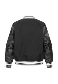 Svart bomberjakke med glatt skinnlignende tekstur på ermene, ullkropp, og stripete ribbestrikkede mansjetter og krage.