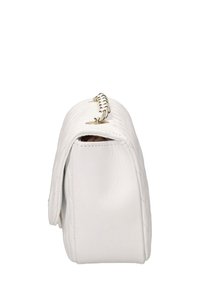 Borsa a mano in pelle bianca con un design trapuntato, dotata di una tracolla in catena dorata e una superficie morbida e liscia. Forma rettangolare con dettagli sottili.