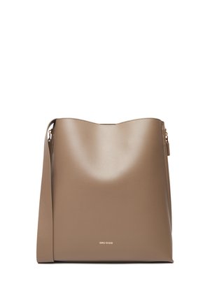 Bolso de hombro de cuero topo con una correa ancha, diseño minimalista y pequeño logo dorado "GINO ROSSI" en el centro delantero.