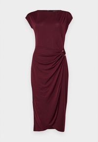 Bordeaux knälång klänning i slätt tyg med korta ärmar, sammanfattad detalj vid midjan och dekorativa guldfärgad hårdvaruaccents.