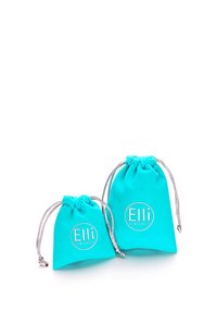 Toukoaziväriin viittaavat narupussit, jotka on valmistettu pehmeästä kankaasta ja joissa on hopeinen "Elli"-logo sekä sileä pinta, saatavilla kahdessa koossa.