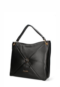 Sac à main en cuir noir avec un motif tissé texturé à l'avant, présentant un accent en anneau doré et deux poignées supérieures.