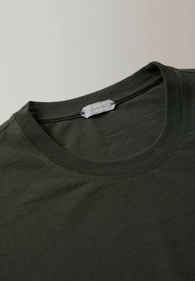 T-shirt in cotone verde scuro con colletto rotondo e maniche corte; texture liscia e un'etichetta all'interno che mostra "ZANONE ic.cotton".
