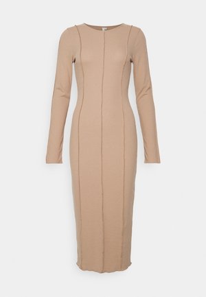 Beige ribgebreide midi-jurk met lange mouwen, zichtbare verticale naden en een ronde hals, aansluitend silhouet.