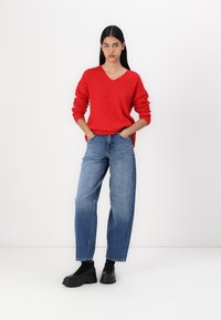 ONLY ONLCAMILLA V NECK - Strickpullover - true red