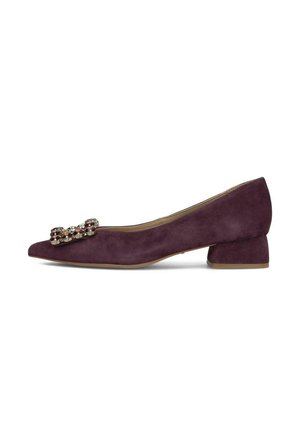 Zapato de mujer de ante púrpura con tacón bajo, punta puntiaguda y hebilla decorativa con gemas doradas y púrpuras en la parte superior delantera.