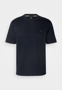 T-shirt bleu marine à manches courtes en coton doux, avec un col rond et un petit logo sur la poitrine gauche. Texture lisse, design décontracté.