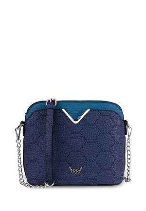 Navyfarbener, strukturiertes Leder-Crossbody-Bag mit einem türkisfarbenen oberen Teil, einem silbernen V-förmigen Akzent und einem Kettenriemen. Verfügt über einen Reißverschluss.