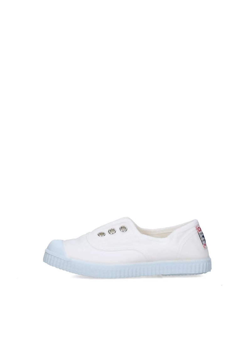 Botte à enfiler en toile blanche avec une semelle en caoutchouc bleu clair, trois œillets en métal et un petit logo sur le talon. Texture lisse, bout arrondi.