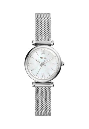 Sølv Fossil armbåndsur med hvid perlemorsskive, romertal ved 12 og 6, simple timeindikatorer og mesh metalrem.