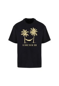 Čierne tričko s béžovou grafikou dvoch paliem držiacich hojdaciu sieť a textom "STRATENÁ MLADOSŤ" pod dizajnom.