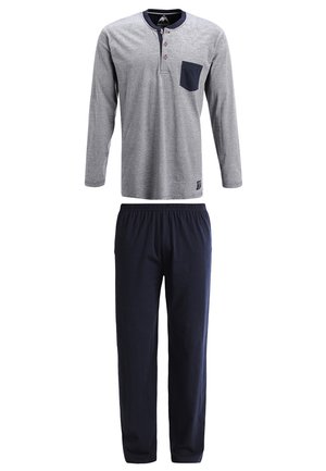 Haut gris à manches longues avec un col et une poche navy, associé à un pantalon navy à taille élastique. Tissu en coton doux, design décontracté.