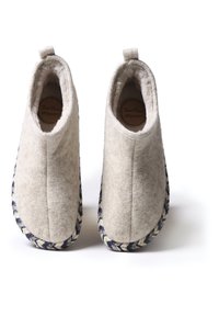 Slippers od filca boje kreme s visokim dizajnom oko gležnja, s pletenom plavom i bijelom petom i podrškom za povlačenje u obliku petlje.