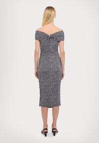 MICHAEL Michael Kors TWIST OFF SHOULDER MIDI DRESS - Rochie de zi - aluminum