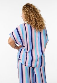 Gestreepte top in pastelblauw, roze en donker marineblauw. Losse pasvorm met korte mouwen en gestructureerde stof. Van achteren weergegeven.