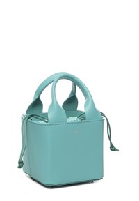 Una piccola borsa quadrata in pelle di un tenue color teal, caratterizzata da manici rotondi, una chiusura a cordoncino e un logo discreto sul lato.