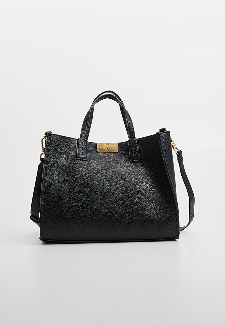 Bolso de mano de piel negra con textura granulada, asas superiores, correa de hombro removible y un detalle de hardware en tono dorado en la parte frontal.