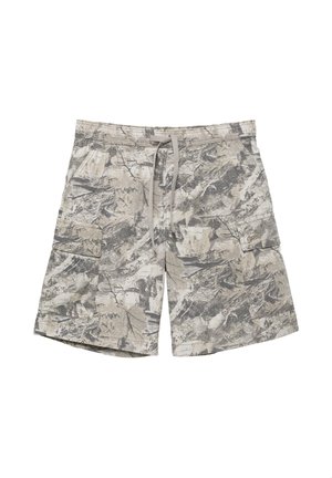 Pantaloni scurți cargo cu model camuflaj, talie cu șnur și buzunare laterale cu clapetă, în nuanțe de gri, bej și alb.