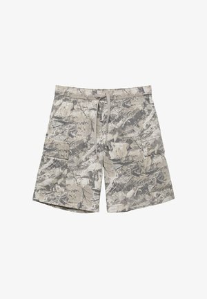 Pantaloni scurți cargo cu model camuflaj, talie cu șnur și buzunare laterale cu clapetă, în nuanțe de gri, bej și alb.