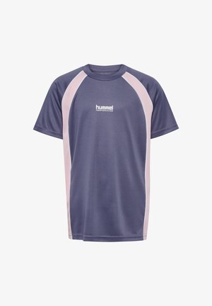 To børn står side om side iført matchende lilla og pink sportstøj med hummel-logoer mod en ensfarvet grå baggrund.