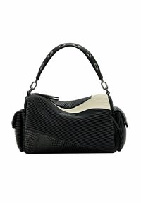 Borsa a mano strutturata in bianco e nero con una texture a coste, materiali misti, hardware in argento e un design a onda unico sulla superficie.
