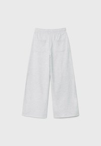 Lichtgrijze wijde broek gemaakt van zachte stof met een elastische taille en twee achterzakken. Het ontwerp is eenvoudig en functioneel.