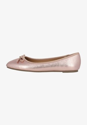 Rosenfarbene Ballerinas aus strukturiertem Leder, mit runder Fußspitze und einer Schleifenverzierung an der Vorderseite. Flache Gummisohle.