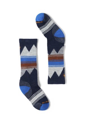 Par de calcetines azul marino con patrones geométricos de montañas y rayas en gris, azul y marrón, con puntera y talón reforzados en azul.