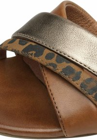 Brune lædersandal med en metalisk guldfarvet rem og en leopardprint accent. Har et enkelt design og en glat tekstur.
