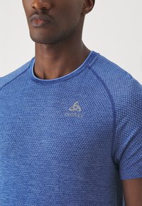 ODLO CREW NECK ESSENTIAL SEAMLESS - Navadna majica - limoges melange