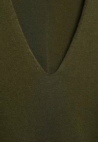 Oliwkowy sweter w serek o gładkiej, miękkiej fakturze, z głębokim dekoltem i minimalistycznymi detalami szycia.