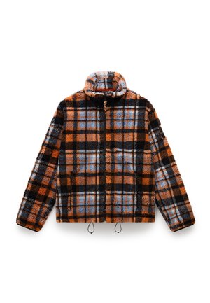 Veste en polaire douce avec col haut et fermeture éclair, présentant un motif à carreaux orange, noir et bleu avec des poches latérales zippées.