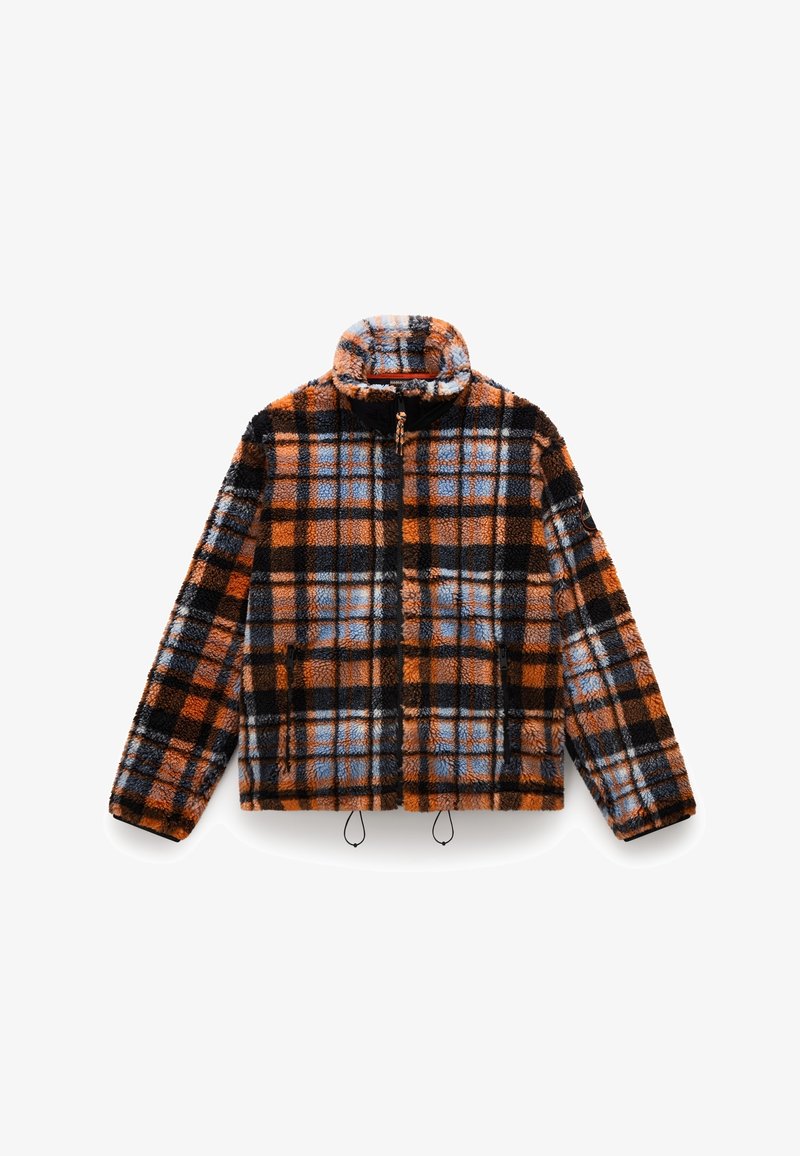 Veste en polaire douce avec col haut et fermeture éclair, présentant un motif à carreaux orange, noir et bleu avec des poches latérales zippées.