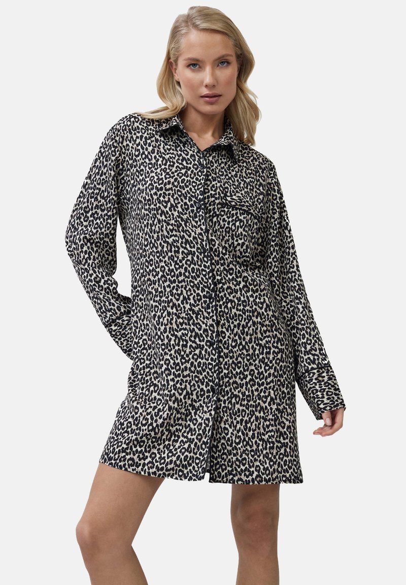 Abito camicia in stampa leopardata nei toni beige e nero, dotato di colletto, chiusura a bottoni, maniche lunghe e taschino sul petto.