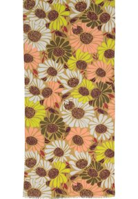 Eșarfă florală realizată dintr-un material ușor, având margini franjurate și având pe un fundal maro mari flori de margaretă în culorile galben, roz și alb.