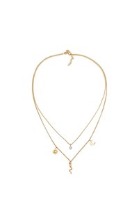 Collana in oro con tre pendenti: un sole, una luna e una forma ondulata, con catene delicate di lunghezze diverse.