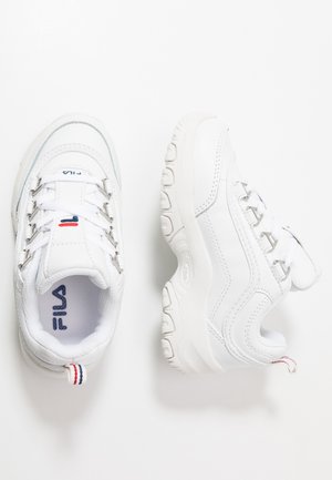Baskets de sport blanches avec une tige en cuir synthétique, un col rembourré, un design à lacets, une semelle texturée et un accent rouge et bleu au niveau du talon.