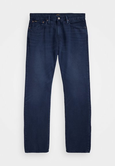 Jeans de denim azul escuro com pernas retas, bolsos frontais e fecho de botão. Apresenta costuras discretas e um emblema de marca na cintura.