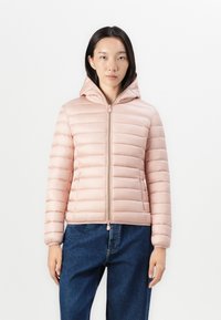 Rosa bobblejakke med hette, quiltet design, frontglidelås, lange ermer og elastiske mansjetter. Båret over blå denimbukser.